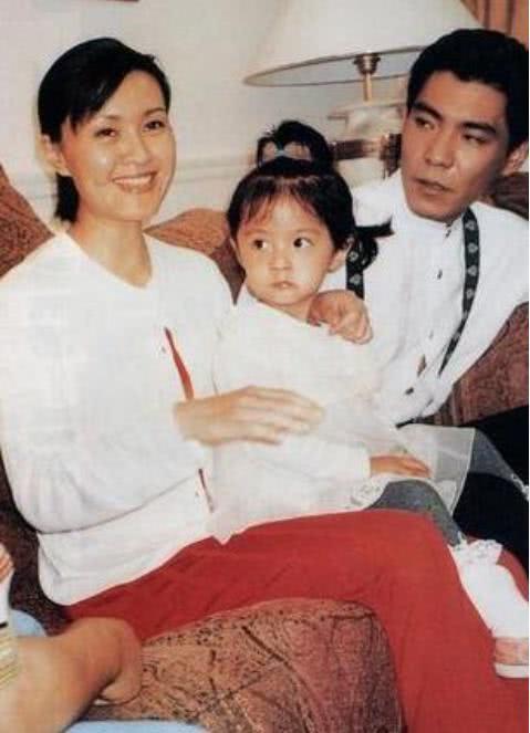 「屠洪刚」乐坛知名歌手，3段婚姻才收获真爱，如今51岁有4个孩子