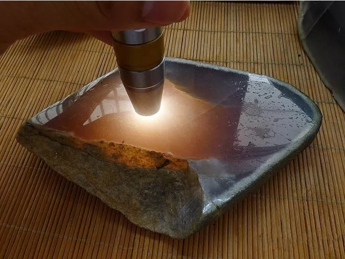 『翡翠』老缅也会看走眼,3.2万收的翡翠原石竟切出“果冻级”翡翠!