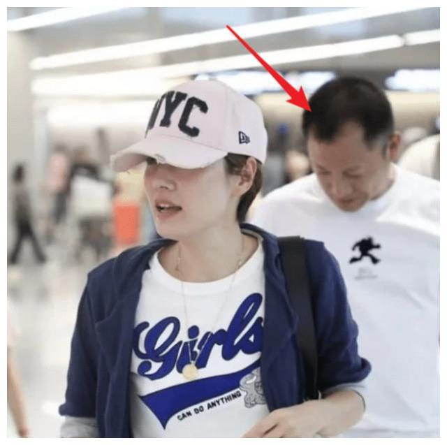 『马伊琍』马伊琍落地获陌生男子接机，女方略显害羞，男方大方比V很开心！