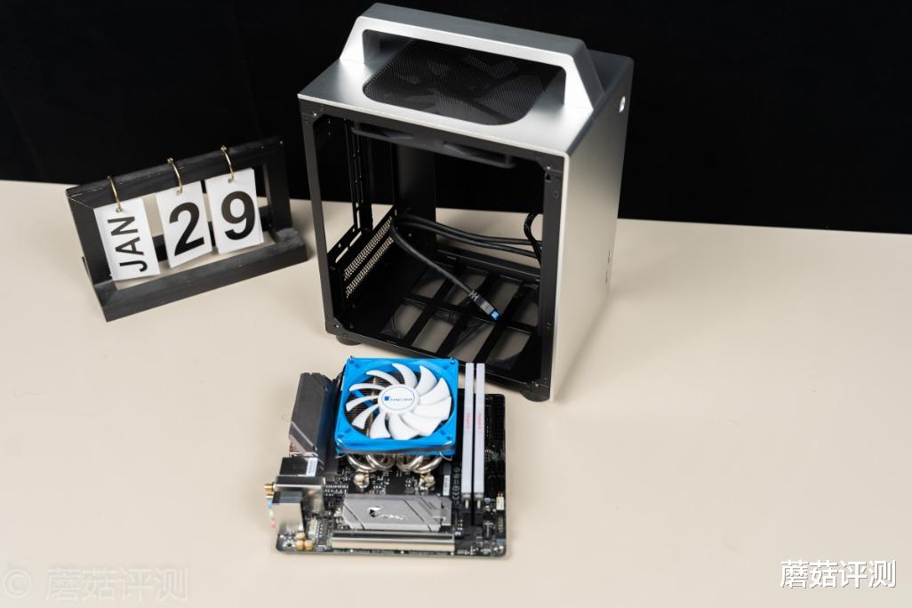 |没有人比蘑菇更懂如何上班摸鱼！打造一款可以上下班提着走的主机。