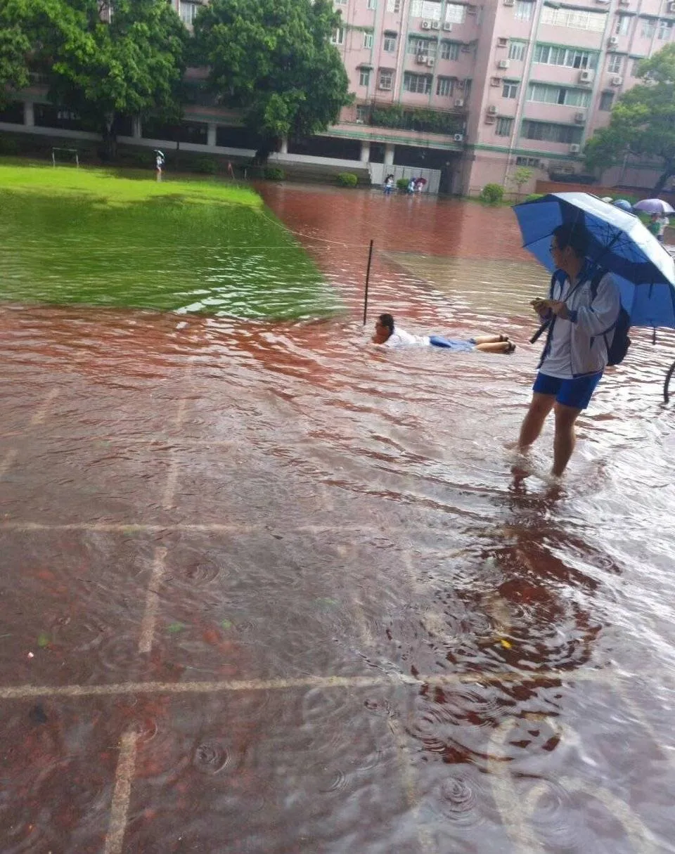 教师■“高考时的遭遇过于离谱？哈哈哈评论笑吐了...”