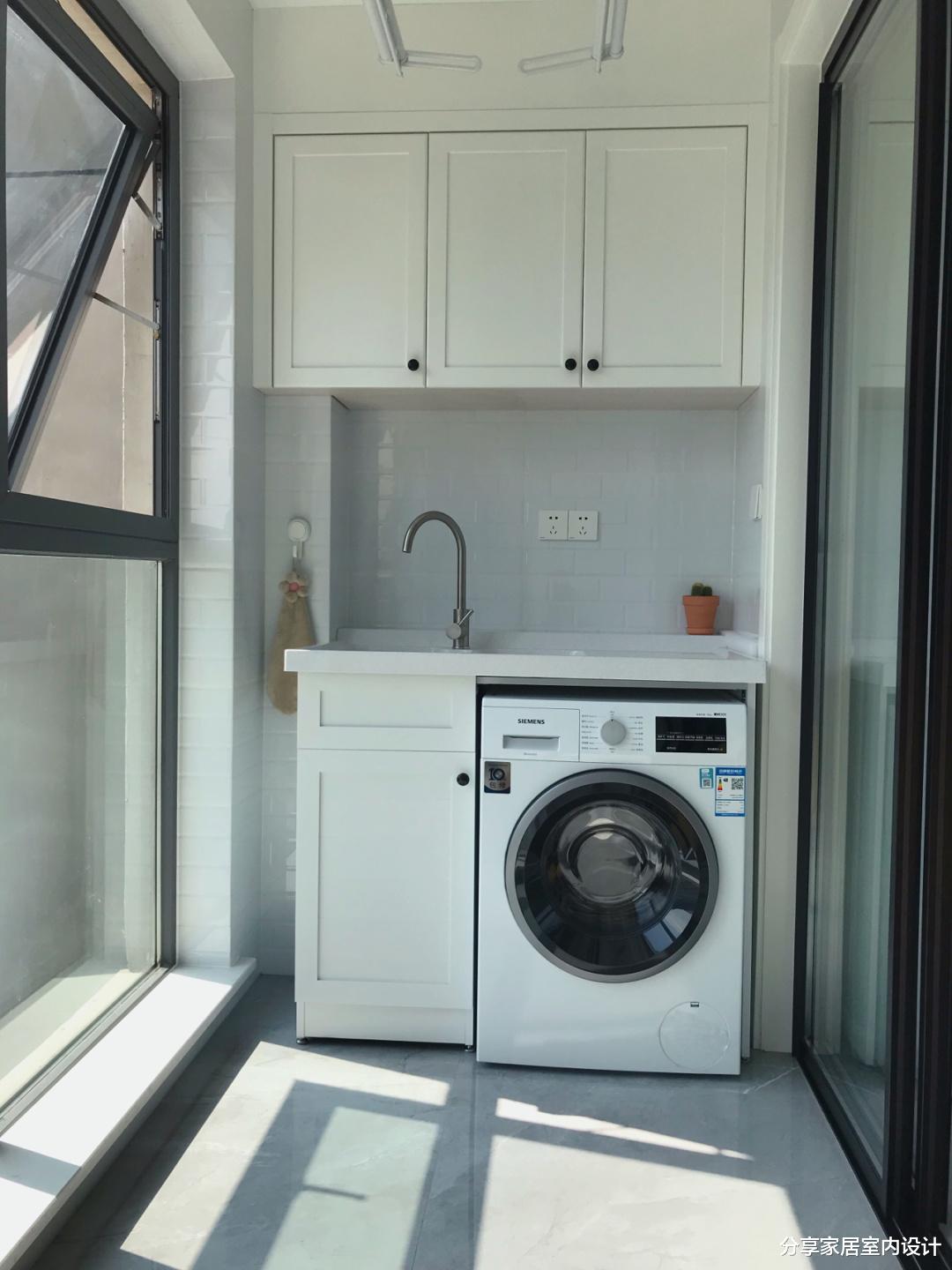 |看她家新房，墙面刮大白，电视墙不做一点造型，简单耐看不花哨！