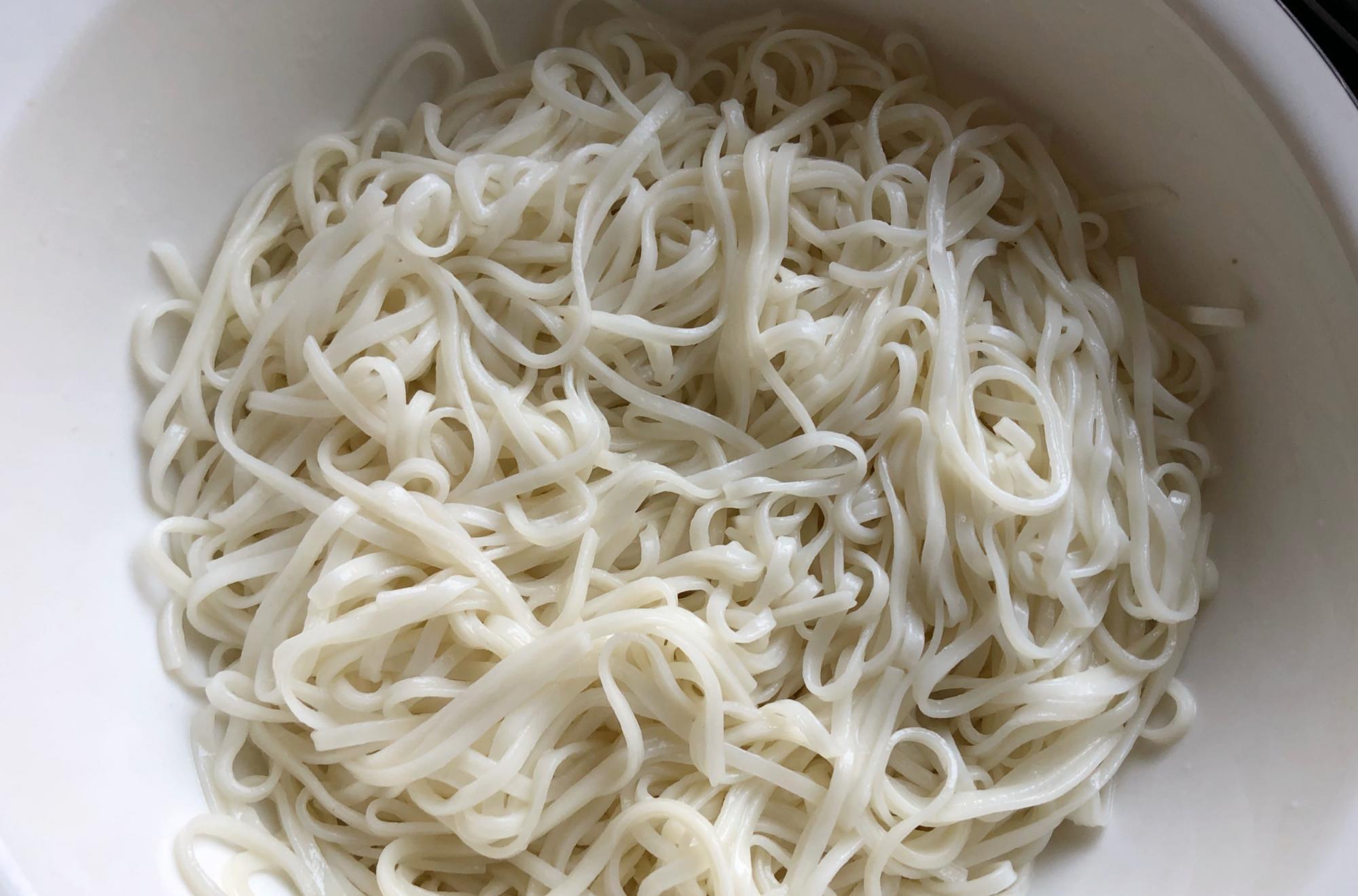 『面条』懒人拌面条！10分钟敲定，酸爽开胃，老公一次3盘不够吃