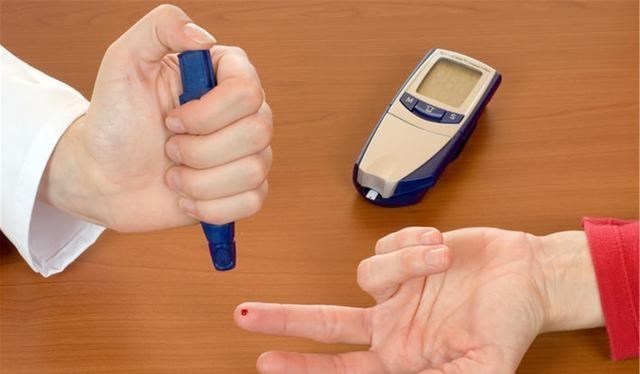 #水果#想平稳血糖,除了不吃甜食,3物最好也要忌口,管住嘴就是赢