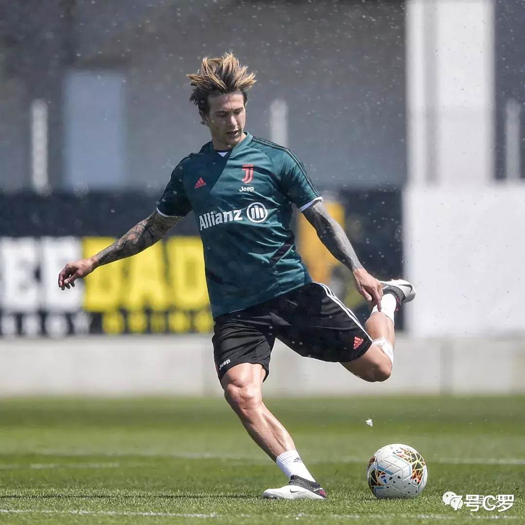 【尤文图斯】争议！禁区内脚踝被踢至90度扭曲，VAR却选择屏蔽