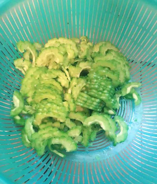 『苦瓜』真正的“刮油王”是它，隔天吃一些，清早排出隔夜黑臭便，无肚腩