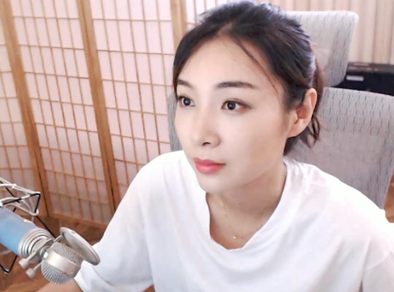 伊能静|702分考上清华的美女状元，毕业后却成了主播，被骂“浪费资源”