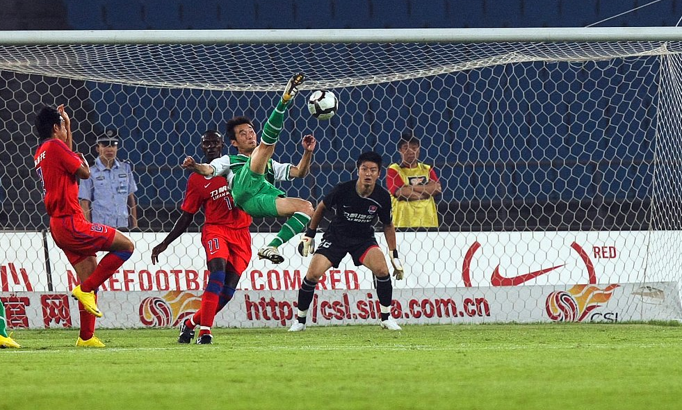 功勋|1-0!三连斩!37岁恒大首冠功勋踢疯了,8场狂轰4球连创3大神迹