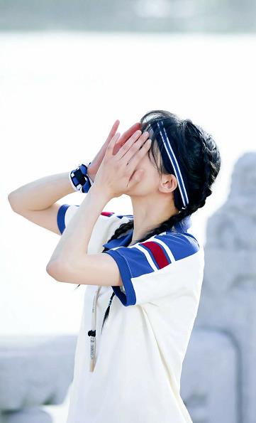 [李栋旭]郑爽扎学生高马尾，搭配蓝色复古运动服，浓浓校园气息