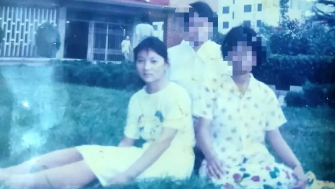 ▲80多岁班主任满头白发，带大汉跨省堵门苟晶：是道歉，还是威胁？