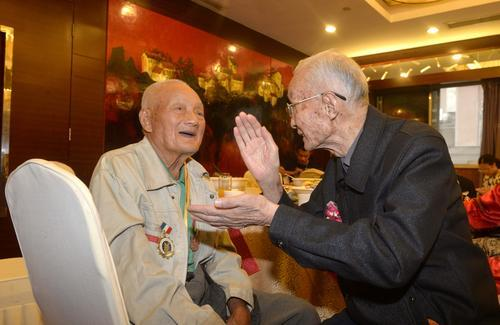 『外敌入侵』98岁抗战老兵一生未娶，苦等日本女友75年，希望去世前能再见一面