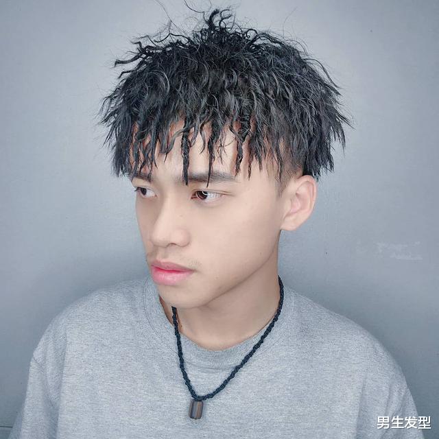 发型|男生秋季发型别乱剪,这4款造型干净利落,谁剪谁帅气