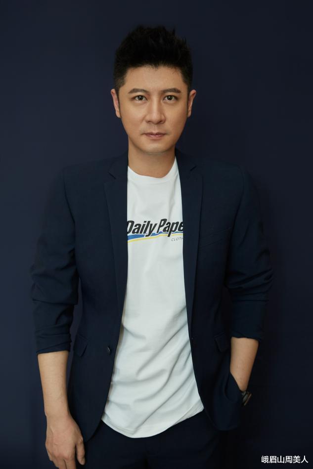 穿衣搭配|?40岁任重现身机场，减肥成功身材超有型，衣品开挂帅到认不出来