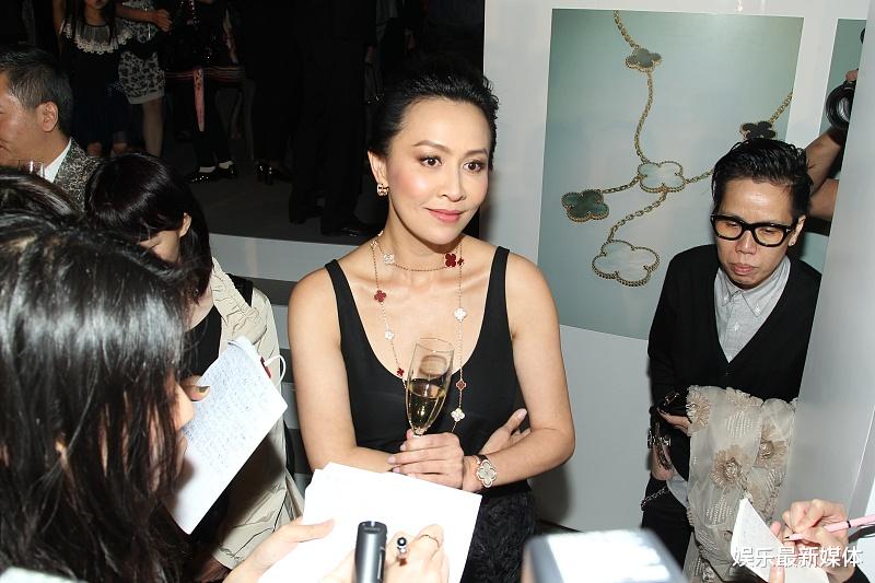 周星驰|刘嘉玲谈周星驰，没想他这么受欢迎，刚出场观众观众就鼓掌