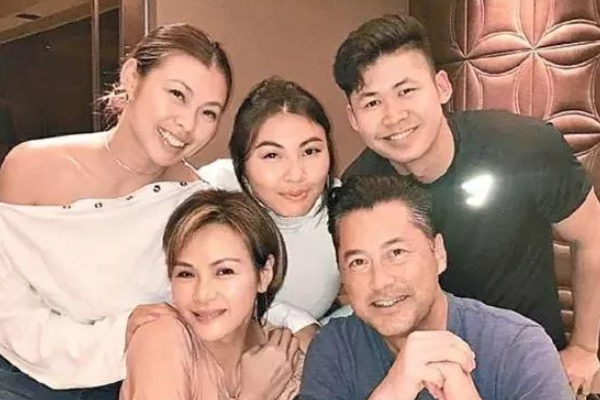 男神|喜讯！女儿正式将与同性女生完婚，TVB男神对“女婿”赞不绝口