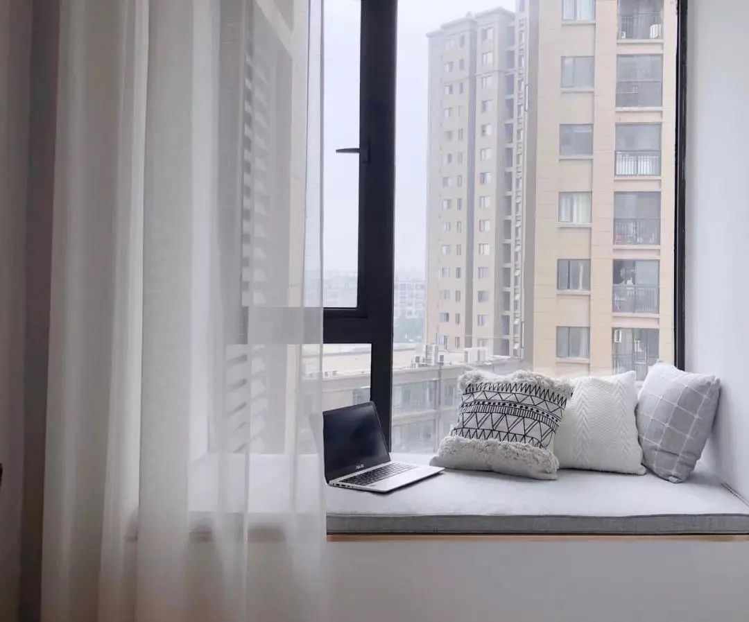 ▲你家飘窗鸡肋,在放杂物?别人家这样装,瞬间多出一间房!