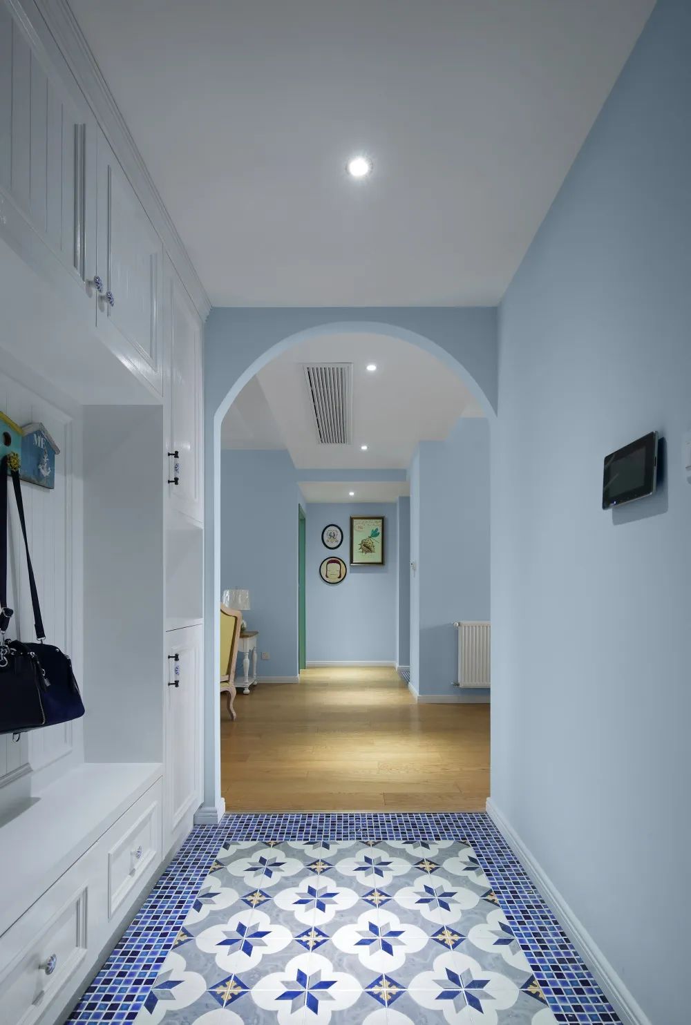 『』8种走廊吊顶造型设计，准备装修的进来，看完再装也不晚！