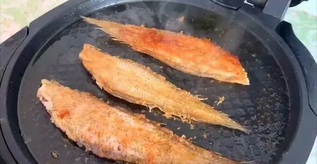 @煎鱼时，有人用面粉有人裹淀粉？都不对！这才是煎鱼的正确做法