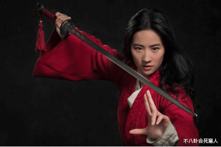 刘亦菲|刘亦菲旧照被扒，眼小上翘嘴大堪比姚晨，连腋毛都没做清理