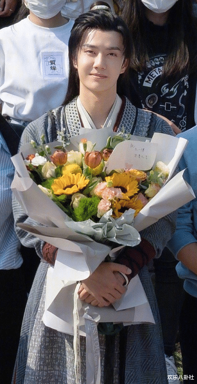 【赵丽颖】《有翡》杀青大合影曝光，女主赵丽颖却不是C位，看清是谁：实至名归