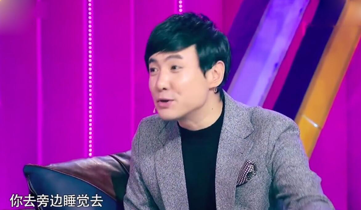 贾玲@真人秀有多假?贾玲见小孩家穷想资助人家上大学 哪知人家既不穷还有电视也上得起学