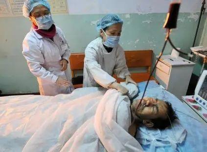 [胃癌]36岁男子，胃癌晚期离世，医生遗憾：2件事做的太频繁了