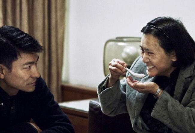 『刘德华』帮刘德华还上千万债务，晚年被子女啃老到破产，如今被华仔宠上天