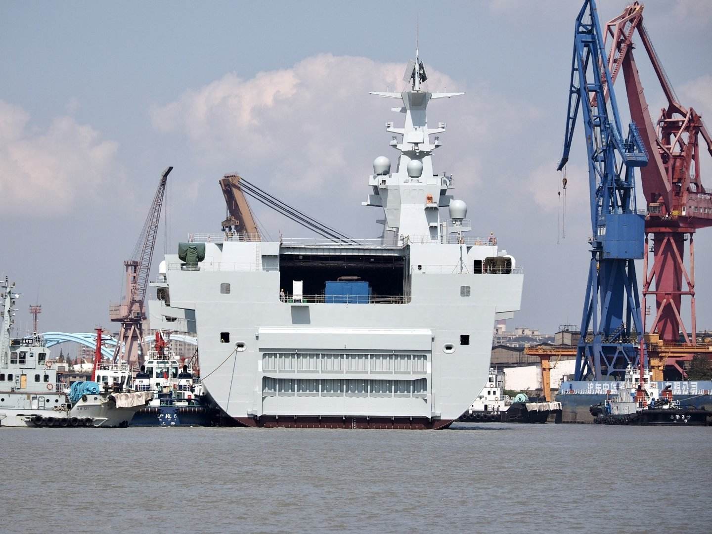 日本|075首舰试航备受关注，可为何中国军舰，挂了个“日本国旗”？