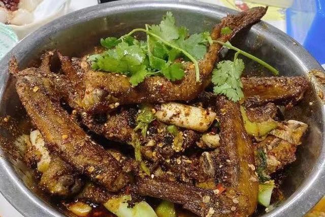 啊娇吃货美食汇 重庆藏匿在防空洞里的一家鱼庄，每天食客爆棚，凌晨依旧人气不减