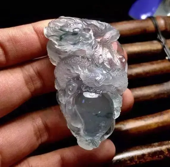 翡翠|货主捡漏一块莫西沙翡翠原石，皮壳紧凑全身脱沙，成品栩栩如生！