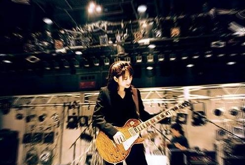 坂井泉水：她是颜值实力俱佳的女歌手，一首歌火了27年，歌曲还被写入教科书！