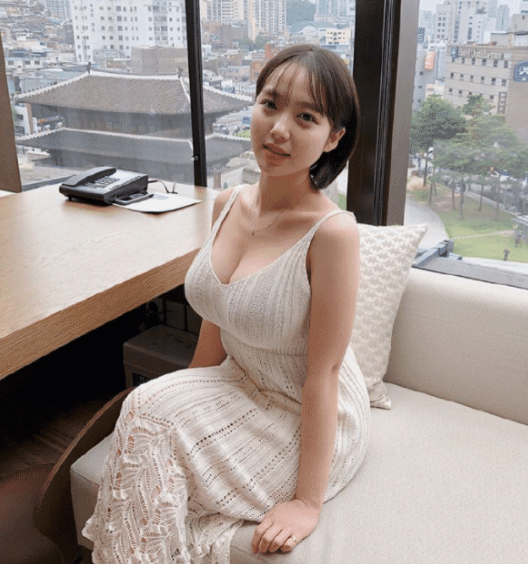 男子与网恋女友见面奔现成功，看到女方身材后，网友：小伙子压力很大啊