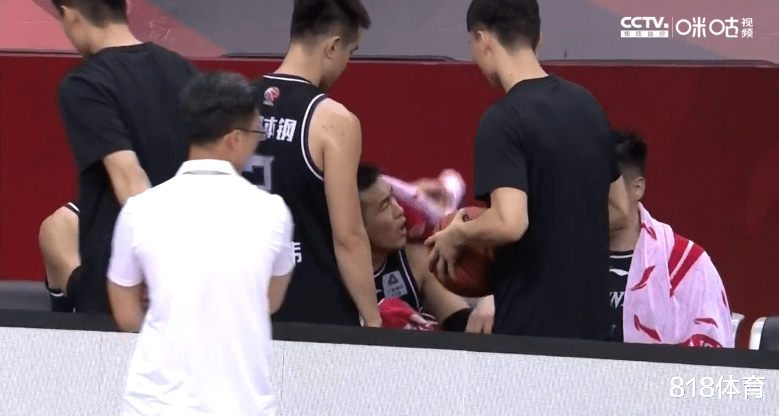 郭艾伦|唐突美人! 郭艾伦领先30分提前离场, 美女记者: 干啥去, 大侄子: 尿尿