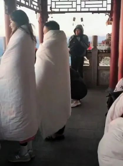 红星新闻|“我后悔了，我不想出来玩了！”有人黄山爬到一半想回家，进退两难...