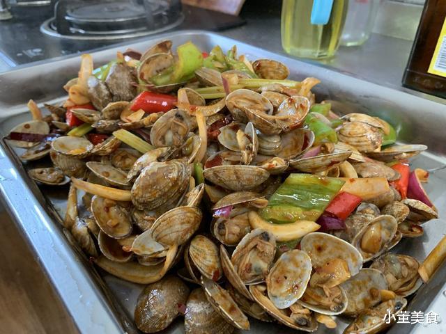 芹菜▲洗花蛤时,只会放盐就错了!大厨教你一招,花蛤吐沙又快又干净