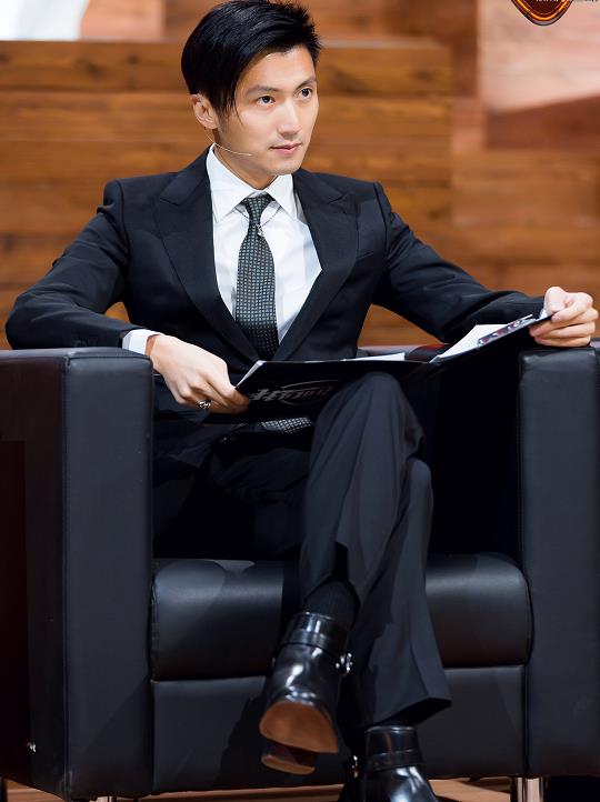 难怪都吃"回头草",谢霆锋挑战"侧剃发型",颜值回归23岁