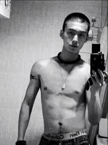 「健身」38岁大叔没有啤酒肚，一身肌肉活成27岁的样子，坚持健身10年