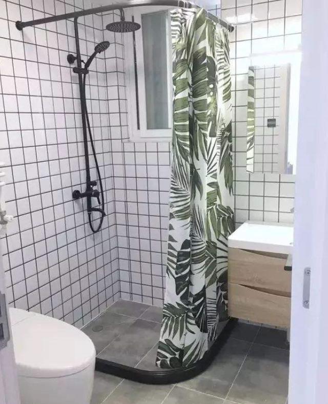 『』小户型卫生间别做干湿分离了，用浴帘隔断更巧妙，7种花色任你选