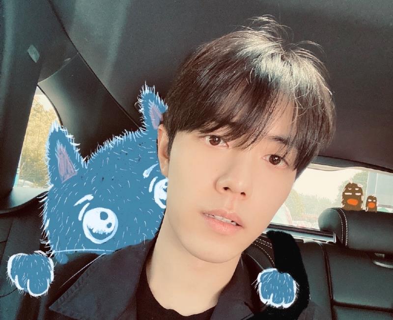 #肖战#肖战晒照公开近日状态,头发遮眼帅气依旧,脸上的标志却不见了