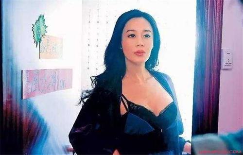 周星驰|孙佳君谈到周星驰：没想到他会那样做，但我好感谢他能拿酒泼我，帮我好大的忙
