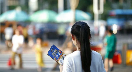 『』街上那些发传单的女孩，为何都老实的发完，不敢偷偷丢垃圾桶？