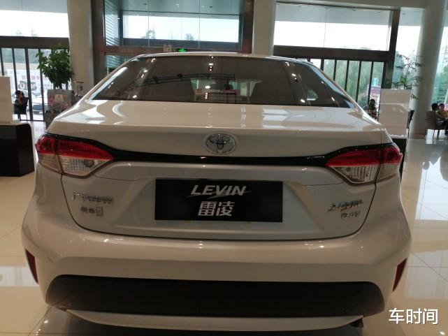 丰田雷凌|不愧是合资“省油王”！轴距2米7，十年开不坏，油耗仅4.1L