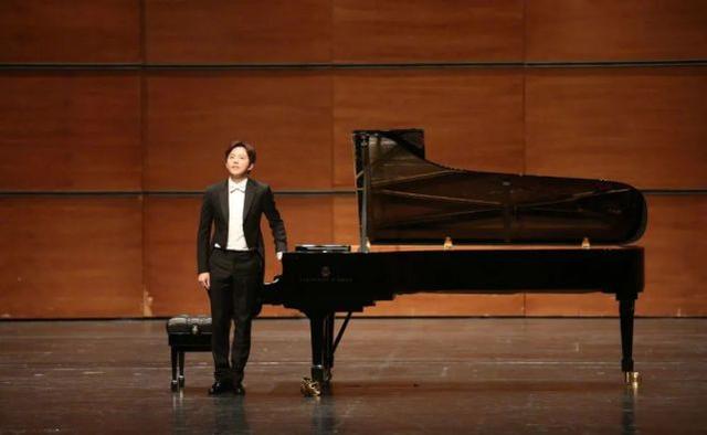 李云迪|与美女深夜回家、互动亲密，“钢琴王子”李云迪疑似新恋情曝光？