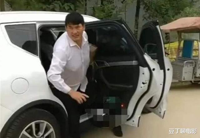 朱之文|50岁朱之文终于买车了，村民看见车子后怒喷：终于漏出真面目