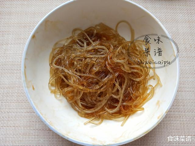 []包菜炒粉条，很多人第一步就错了，大厨教你一招，营养下饭不起坨