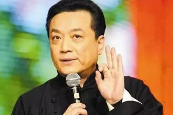 春晚|他当年是春晚最红笑星, 跟蔡明多次合作, 后来却因感冒去世