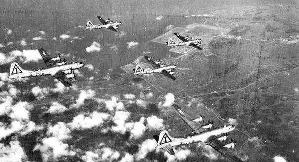 原子弹|比原子弹还残忍的李梅烧烤,烧死了50万人,让百万人无家可归