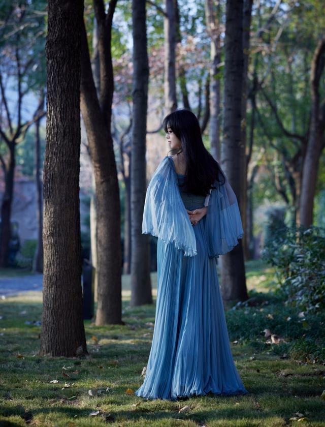 趙麗穎生娃後氣質更高級，藍色禮裙仙氣優雅，美成“花千骨”模樣-圖5