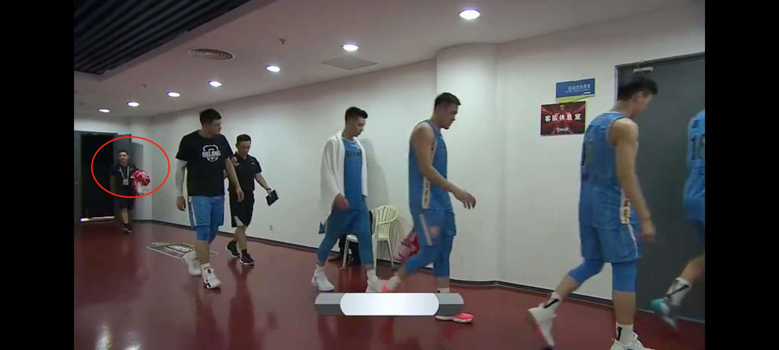 林书豪|搞特殊？为何林书豪的擦汗毛巾是白色的，其他球员的是红色的？