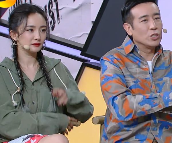 杨幂|杨幂录节目台上摔倒，忘记穿的短裙，她的救场动作堪称教科级